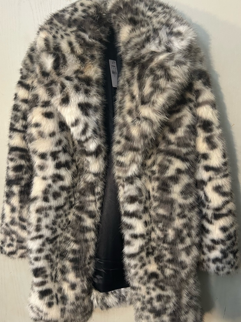 Express Snow Leopard Faux Fur Coat NWT Size M - Picture 3 of 4
